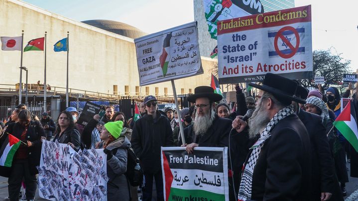 Des manifestants pro-palestiniens se rassemblent devant les bâtiments de l'ONU à New York pour demander un cessez-le-feu dans la bande de Gaza, le 12 décembre 2023. (SELCUK ACAR / ANADOLU / AFP)