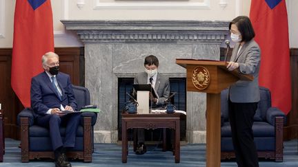 La présidente de Taïwan Tsai Ing-wen (droite) lors d'une rencontre avec le sénateur américain Ed Markey, membre d'une délégation américaine s'étant rendue sur l'île, à Taipei (Taïwan), le 15 août 2022.&nbsp; (SAM YEH / TAIWAN'S PRESIDENTIAL OFFICE / AFP)