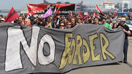 &nbsp; (Militants No Border à Calais en 2009©MAXPPP)