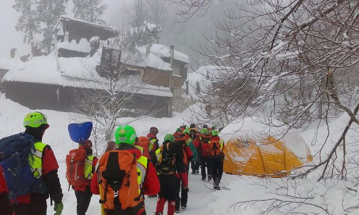 Des secouristes près de l'hôtel Rigopiano dans les Abruzzes (Italie), dévasté par une avalanche, le 21 janvier 2017. (CNSAS / AFP)