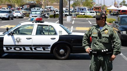 Trois personnes, dont deux policiers, sont mortes dimanche au cours d'une fusillade perp&eacute;tr&eacute;e par des tireurs, un homme et une femme, qui se sont ensuite suicid&eacute;s &agrave; Las Vegas (Etats-Unis), le 8 juin 2014. (ETHAN MILLER / AFP)