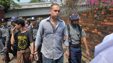 Le N&eacute;o-Z&eacute;landais Philip Blackwood est escort&eacute; par la police &agrave; son arriv&eacute;e au tribunal &agrave; Rangoun (Birmanie), le 17 mars 2015. (SOE THAN WIN / AFP)