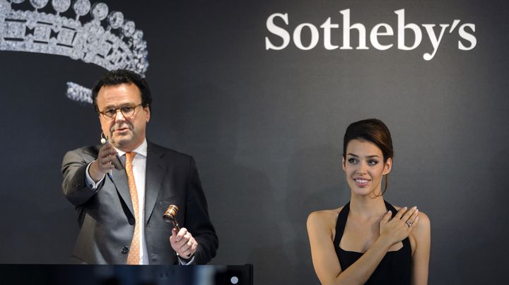 Un mannequin prend la pose avec le diamant rose rarissime vendu mardi 12 mai 2015 &agrave; Gen&egrave;ve (Suisse), lors d'une vente aux ench&egrave;res organis&eacute;e par Sotheby's. (FABRICE COFFRINI / AFP)