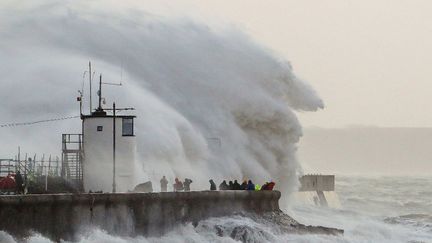 Des vagues s'écrasent à Porthcawl, dans le sud du pays de Galles, le 18 février 2022, alors que la tempête Eunice touche le Royaume-Uni. (GEOFF CADDICK / AFP)