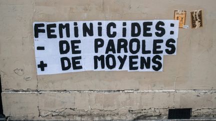 Campagne d'affichage contre les féminicides dans les rues de Paris, en octobre 2019. (MICHAEL BUNEL / LE PICTORIUM / MAXPPP)