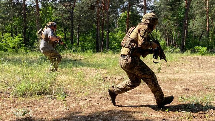 Les soldats se disent prêts à récupérer leurs terres même s'ils ont peur, sachant que 20 à 50% d'entre eux tomberont lors de l'assaut. (YACHAR FAZYLOV / RADIO FRANCE)