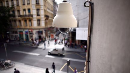 Une caméra de vidéosurveillance dans les rues de Lyon, le 5 juillet 2007. (illustration) (FRED DUFOUR / AFP)