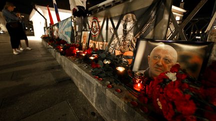 Un mémorial en hommage au chef de la milice Wagner, Evguéni Prigojine, à Moscou (Russie), le 24 août 2023. (NATALIA KOLESNIKOVA / AFP)