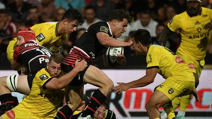 Antoine Dupont à l'attaque durant le match de Top 14 entre Toulouse et La Rochelle, le 11 juin 2022, au stade Ernest-Wallon. (VALENTINE CHAPUIS / AFP)