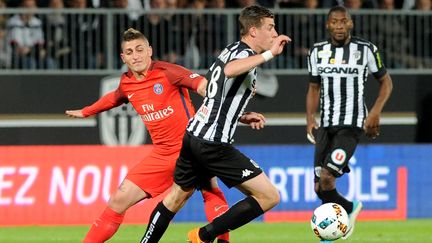 Le joueur du PSG Marco Verratti aux prises avec le milieu du SCO d'Angers Baptiste Santamaria, lors du match de Ligue 1 opposant les deux équipes, le 14 avril 2017 à Angers (Maine-et-Loire). (FRED TANNEAU / AFP)