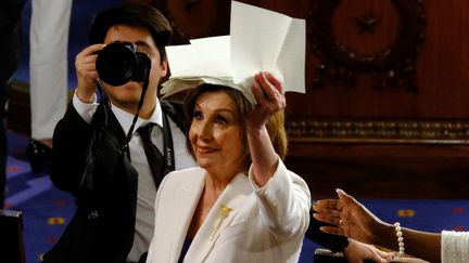 Nancy Pelosi, présidente démocrate de la Chambre des représentants, a répondu au président américain en déchirant sa copie du discours de Donald Trump, à Washington, le 4 février 2020. (ALEX WROBLEWSKI / CONSOLIDATED NEWS PHOTOS / AFP)