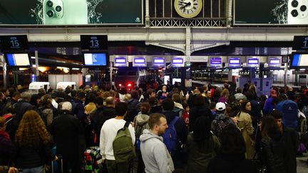 Des voyageurs à la gare de Lyon, le 19 octobre.&nbsp; (OLIVIER CORSAN / MAXPPP)