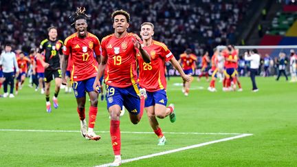 La victoire de la jeunesse espagnole, Lamine Yamal en tête. Le 14 juillet 2024, au stade Olympique de Berlin (Allemagne), la Roja remporte l'Euro pour la quatrième fois grâce à sa victoire 2-1 sur l'Angleterre. Durant la compétition, le Barcelonais est devenu le plus jeune joueur à marquer dans un Euro, à 16 ans et 362 jours. Et il termine meilleur passeur (4). (SIPA)