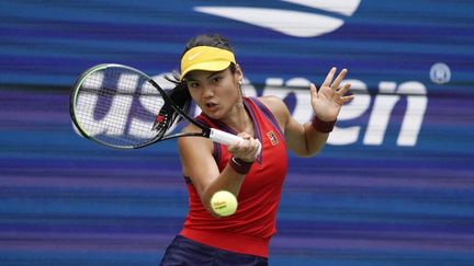 La Britannique Emma Raducanu s'est qualifiée pour les quarts de finale de l'US Open, après sa victoire sans appel contre l'Américaine Shelby Rogers, lundi 6 septembre 2021. (TIMOTHY A. CLARY / AFP)