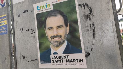 Une affiche de campagne de la liste "Envie d'Ile-de-France", menée par le député de la République en marche Laurent Saint-Martin, à Paris, le 5 juin 2021. (RICCARDO MILANI / HANS LUCAS / AFP)