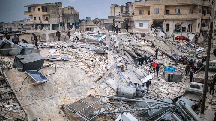 En Syrie, comme ici à Idlib, de nombreux bâtiments se sont effondrés le 6 février 2023, après un séisme d'une magnitude de 7,4. (MUHAMMED SAID / ANADOLU AGENCY / AFP)