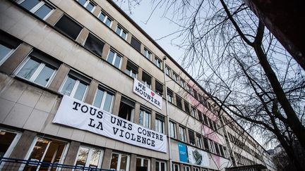 Une banderole sur la façade du&nbsp;lycée Mounier, à Grenoble, le 8 février 2019, dénonçant l'agression d'un professeur. (MAXPPP)