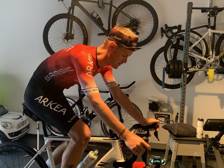 Le coureur cycliste de la formation Arkéa-Samsic Maxime Bouet s'entraîne sur son&nbsp;home trainer placé dans son garage samedi&nbsp;11 avril 2020. (MAXIME BOUET)