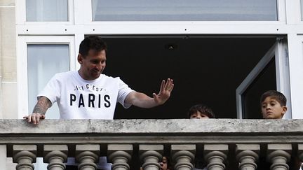 Lionel Messi, lors de son arrivée à Paris, le 10 août 2021. (SAMEER AL-DOUMY / AFP)