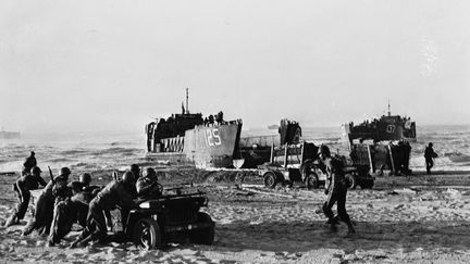 Débarquement américains en Sicile en juillet 1943. A peine libérés des camps d'internement vichystes d'Algérie, les soldats juifs participent aux débarquements d'Italie et de Provence pour la libération de la France. (USIS / LEEMAGE VIA AFP)