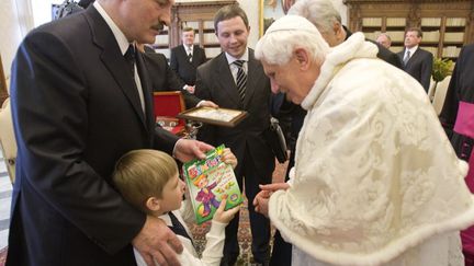 Le jeune garçon a rencontré le pape (alors Benoît XVI) au Vatican le 27 avril 2009. Curieusement, il lui a offert un livre… pour enfants. Il se murmure que l’opinion biélorusse, très conservatrice, n’aurait pas apprécié cette visite au Saint-Siège car nul n’ignore dans le pays que Nikolaï est né d’une relation extraconjugale du président. De la morale avant toute chose… D’autant plus curieux que les catholiques ne représentent que 20 % des 9,5 millions d’habitants (orthodoxes à 75%)…
 (REUTERS - Chris Helgren)