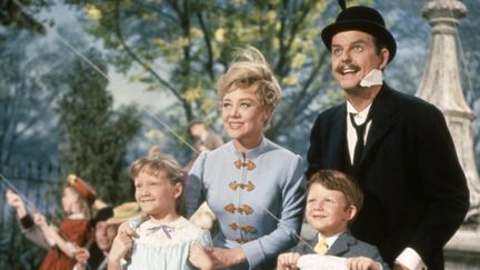 De gauche à droite : Karen Dotrice, Glynis Johns, Matthew Garber et David Tomlinson dans le film "Mary Poppins". (WALT DISNEY PRODUCTIONS / AFP)