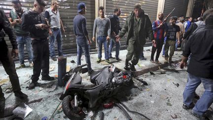 &nbsp; (Les habitants du quartier où ont eu lieu les attentats inspectent le scooter à l'origine de la première explosion ©REUTERS/Hasan Shaaban)