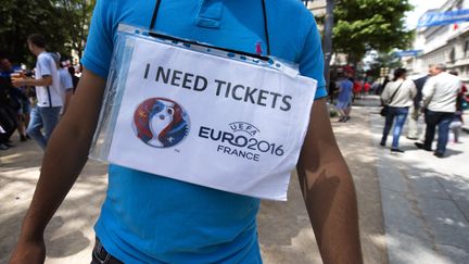 Un homme cherche des tickets avant un match de l'Euro 2016.&nbsp; (ROMAIN LAFABREGUE / AFP)