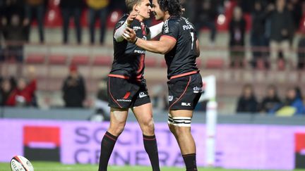 Toby Flood félicite Talalelei Gray, auteur d'un doublé face à Oyonnax (REMY GABALDA / AFP)