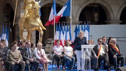 La présidente du Front national prononce un discours devant la statue de Jeanne d'Arc, le 1er mai 2011. (AFP - Bertrand Langlois)