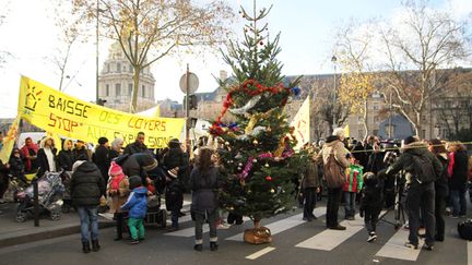 &nbsp; (150 à 200 manifestants se sont rassemblés jeudi à Paris pour défendre le droit au logement  © SEVGI/SIPA)