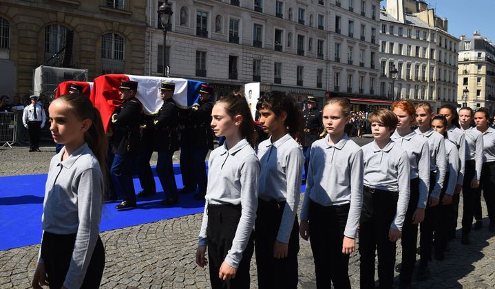 Rue Soufflot : des chanteurs de la Maîtrise populaire de l'Opéra Comique accompagnent les cerceuils. 
 (Blondet Eliot-POOL/SIPA)