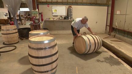 Une des meilleures tonnelleries du monde se trouve dans l'Allier, où sont fabriqués des tonneaux avec un savoir-faire ancestral. Les équipes du 12/13 vous emmènent à la rencontre de ces tonneliers d'exception. (CAPTURE D'ÉCRAN FRANCE 3)