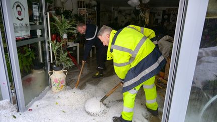 Un homme déblaye un commerce de Plombières-les-Bains (Vosges), le 29 juin 2021. (MAXPPP)