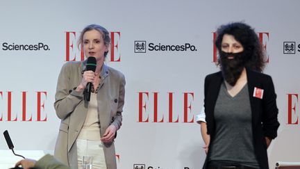 Nathalie Kosciusko-Morizet, la porte-parole de Nicolas Sarkozy, et une militante de La Barbe, collectif f&eacute;ministe qui a manifest&eacute; lors de son intervention au forum Elle Sciences Po, &agrave; Paris, le 5 avril 2012. (THOMAS SAMSON / AFP)