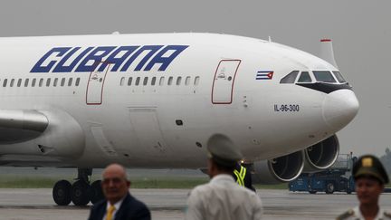 L'avion du pr&eacute;sident cubain, Raul Castro, atterrit &agrave; Hanoi (Vietnam), le 7 juillet 2012. Les autres Cubains aussi vont pouvoir voyager librement.&nbsp; (NGUYEN HUY KHAM / REUTERS)