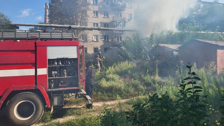 Deux habitants ont été blessés par une frappe russe dans le village de Kindrachivka (région de Kharkiv), dans la nuit du 9 au 10 août 2023. (OLEH SINEGOUBOV / TELEGRAM)