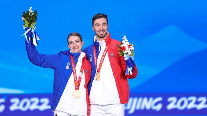 Gabriella Papadakis et Guillaume Cizeron, champions olympiques en danse sur glace, lors de la cérémonie des médailles, aux Jeux olympiques de Pékin (Chine), le 14 février 2022. (CHINE NOUVELLE / SIPA)