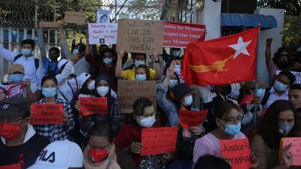 Des manifestants protestent contre le coup d'Etat militaire en Birmanie devant le bureau de l'ONU à Rangoun, le 10 février 2021. (AFP)