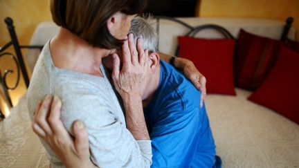 Une assistante sexuelle embrasse un homme qui souffre d'un handicap mental et physique à&nbsp;Limbach, en Allemagne, le 27 août 2014. (DAVID EBENER / DPA / AFP)