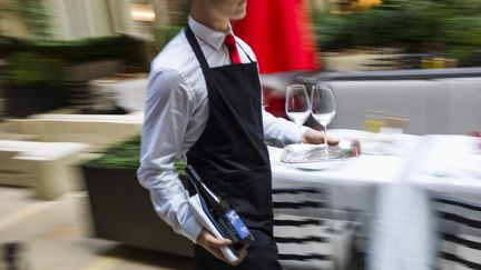 Un serveur dans un restaurant parisien. Photo d'illustration. (FRED DUFOUR / AFP)