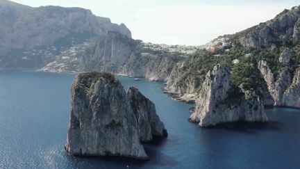 Capri : les Faraglioni, mythiques rochers de l'île, sont en sursis