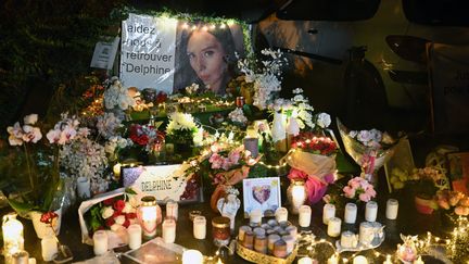 Des bougies et des fleurs déposées devant la maison du couple Jubillar, à Cagnac-les-Mines (Tarn), le 15 novembre 2022. (MAXPPP)