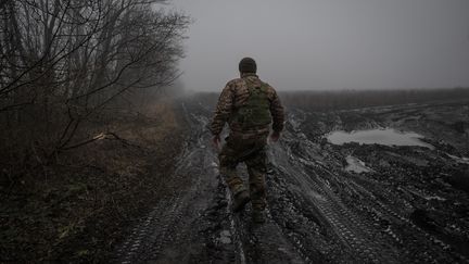 Un soldat de l'armée ukrainienne sur la ligne de front dans la région de Donetsk en Ukraine, le 4 janvier 2024. (OZGE ELIF KIZIL / ANADOLU / VIA AFP)