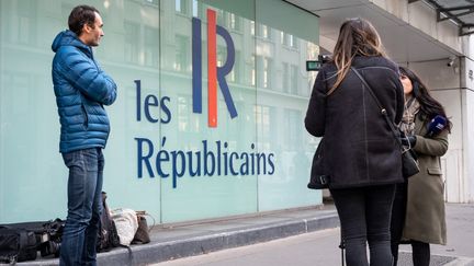 Des journalistes devant le siège des Républicains, le 2 décembre 2021 à Paris. (RICCARDO MILANI / HANS LUCAS / AFP)