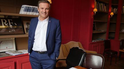 Nicolas Dupont-Aignan, le leader de Debout la France, à son QG de campagne parisien (22 mars 2017)
 (photo Valérie Oddos / Culturebox / France Télévisions)