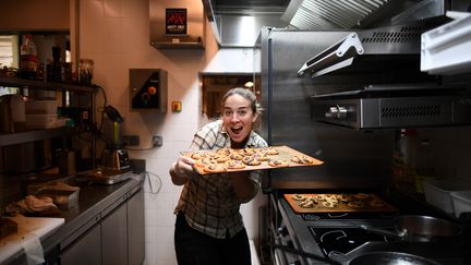 Amandine Chaignot, chef du restaurant "Pouliche" à Paris, le 29 avril 2020. (FRANCK FIFE / AFP)