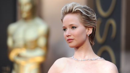 L'actrice Jennifer Lawrence arrive &agrave; la c&eacute;r&eacute;monie des Oscars, le 2 mars 2014 &agrave; Hollywood (Californie, Etats-Unis). (ROBYN BECK / AFP)