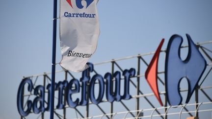 Vue du logo de Carrefour&nbsp;sur le toit d'un&nbsp;hypermarché. (PASCAL GUYOT / AFP)