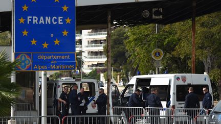 Des policiers postés à la frontière franco-italienne à Menton (Alpes-Maritimes), le 13 novembre 2015. (ANNE-CHRISTINE POUJOULAT / AFP)